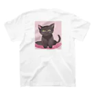 木馬の黒猫ちゃん Regular Fit T-Shirtの裏面