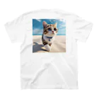 猫と紡ぐ物語の南国の海辺を歩く勇ましさに胸キュン猫 Regular Fit T-Shirtの裏面