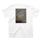 芥 柴太郎。(数式レスポール)の土曜日の魔女｡ Regular Fit T-Shirtの裏面