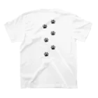 雪猫@LINEスタンプ発売中のミルクを入れるニャンコ(前面額縁カラー、背面額ナシモノクロ)　 Regular Fit T-Shirtの裏面