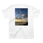 shizenhaの冬の海辺の空と雲 スタンダードTシャツの裏面