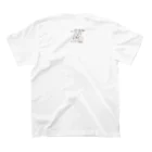 せきね まりのの人間をみまもるねこ(良いことあるよ Regular Fit T-Shirtの裏面