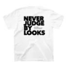 NEVER JUDGE BY LOOKS！のビッグロゴ スタンダードTシャツの裏面