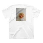 クワモト カツヒコのブロンドヘアの花 Regular Fit T-Shirtの裏面