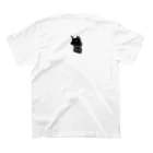 Pirka Nonnoの不思議な力を持つ黒猫🐾 Regular Fit T-Shirtの裏面