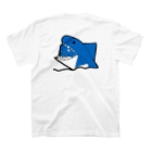 焼き芋のサメのマトリョーシカ Regular Fit T-Shirtの裏面
