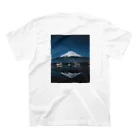 日常の一コマの富士山 Regular Fit T-Shirtの裏面