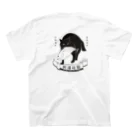 猫社謹製のどら猫かつお（バック） Regular Fit T-Shirtの裏面