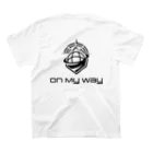 On My Way_JAPAN Official StoreのモノクロロゴTシャツ　ホワイト（両面） スタンダードTシャツの裏面