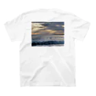 あたまのなかの海　　crepuscular rays Regular Fit T-Shirtの裏面