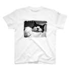 モコネコSHOPの白黒ハチワレ猫 モノトーンver. Regular Fit T-Shirt