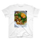 ボートレースと料理好きの食いしん坊クッション Regular Fit T-Shirt