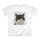 【CPPAS】Custom Pet Portrait Art Studioのブサかわいいエキゾチックショートヘアの子猫-レンガブロックの背景 Regular Fit T-Shirt