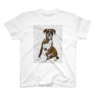 【CPPAS】Custom Pet Portrait Art Studioのかっこいいポーズのボクサー犬 - レンガブロックの背景 Regular Fit T-Shirt