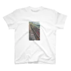 Lydianのホームと線路と車道と海 スタンダードTシャツ