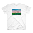 SHINOCHIKA.artworksの並木道をかける赤い車 スタンダードTシャツ