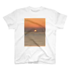 TATE3ショップの夕陽01 Regular Fit T-Shirt