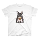 BattleBunny（うさぎ）の見上げてるブラックオターとにんじん スタンダードTシャツ