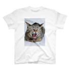 笑い猫堂SUZURI店の雉猫大欠伸 Regular Fit T-Shirt