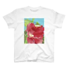 yoshi-gardenのアマガエルと立葵 Regular Fit T-Shirt