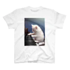 しき設計のピアノで遊ぶ子猫 スタンダードTシャツ