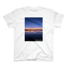 LaChicaのSunset Beach with Surfer Regular Fit T-Shirt