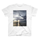 kouji-komatsuの片瀬海岸の夕陽-20221124 スタンダードTシャツ