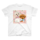 NORIMA'S SHOP のアプリコットとクリームカラーのトイプードルと薔薇のパターンイラスト 티셔츠