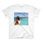 フリー素材おきなわグッズショップの女性が眺める海 Regular Fit T-Shirt