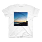 ひとりブレーメン・ジマーみはるの夕暮れの国道134号線 スタンダードTシャツ