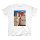 立ち猫®︎(たちねこ） SHOPの立ち猫　ハートをあげる スタンダードTシャツ