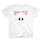 屋根裏部屋の桜と黒ねこ親子 Regular Fit T-Shirt