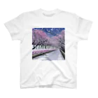 Yossy's Item Factoryの夜の桜並木に雪 スタンダードTシャツ