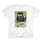 みにゆん　ねこのかわいい黒猫がプールで泳いでいるアヒルを楽しそうに見ている スタンダードTシャツ