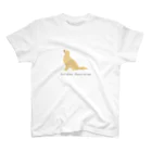 meongmeong（モンモン）のおすわりゴールデン スタンダードTシャツ