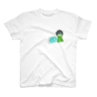 空を泳ぐ魚のゲームが好きな少年 ワッペン風 Regular Fit T-Shirt