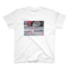 ふたばけぐらしの夏が待ち遠しいツツジのおばけちゃん Regular Fit T-Shirt