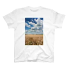 カズキさんのショップの夏の日のライ麦畑 Regular Fit T-Shirt