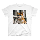 柴犬を愛する者のサングラス柴 スタンダードTシャツ