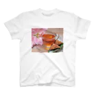 bitpiyoのピンクのお花と紅茶 Regular Fit T-Shirt