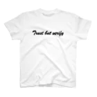 YorozuyaのTrust but verify （信用しても確認する）Tシャツ Regular Fit T-Shirt