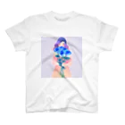 bon-bonの大きな青いバラの花束を持った綺麗な女性 Regular Fit T-Shirt