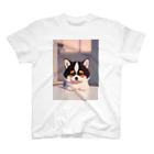 かわいい女の子とシュールな絵の子猫なしばちゃん Regular Fit T-Shirt