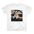 Peace Cat Shopの車から外を見ている猫 スタンダードTシャツ