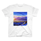 雑貨屋ちぃずの朝日と雪原の風景 スタンダードTシャツ