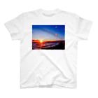 海のアーティスト　belle paysageのbelle paysage 湘南の夕日 スタンダードTシャツ