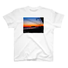 海のアーティスト　belle paysageのbelle paysage 鎌高前の夕焼け Regular Fit T-Shirt