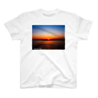 海のアーティスト　belle paysageのbelle paysage 江ノ島海岸の夕陽 Regular Fit T-Shirt