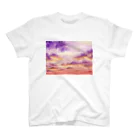 水彩色鉛筆チャンネルの紫色の雲と夕焼け（水彩色鉛筆画） スタンダードTシャツ