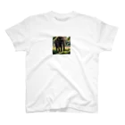 ミスターの草を食べている象 Regular Fit T-Shirt
